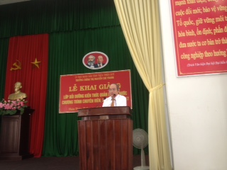 Đồng chí Lê Văn Nghĩa - Phó Hiệu trưởng phát biểu tại buổi lễ khai giảng