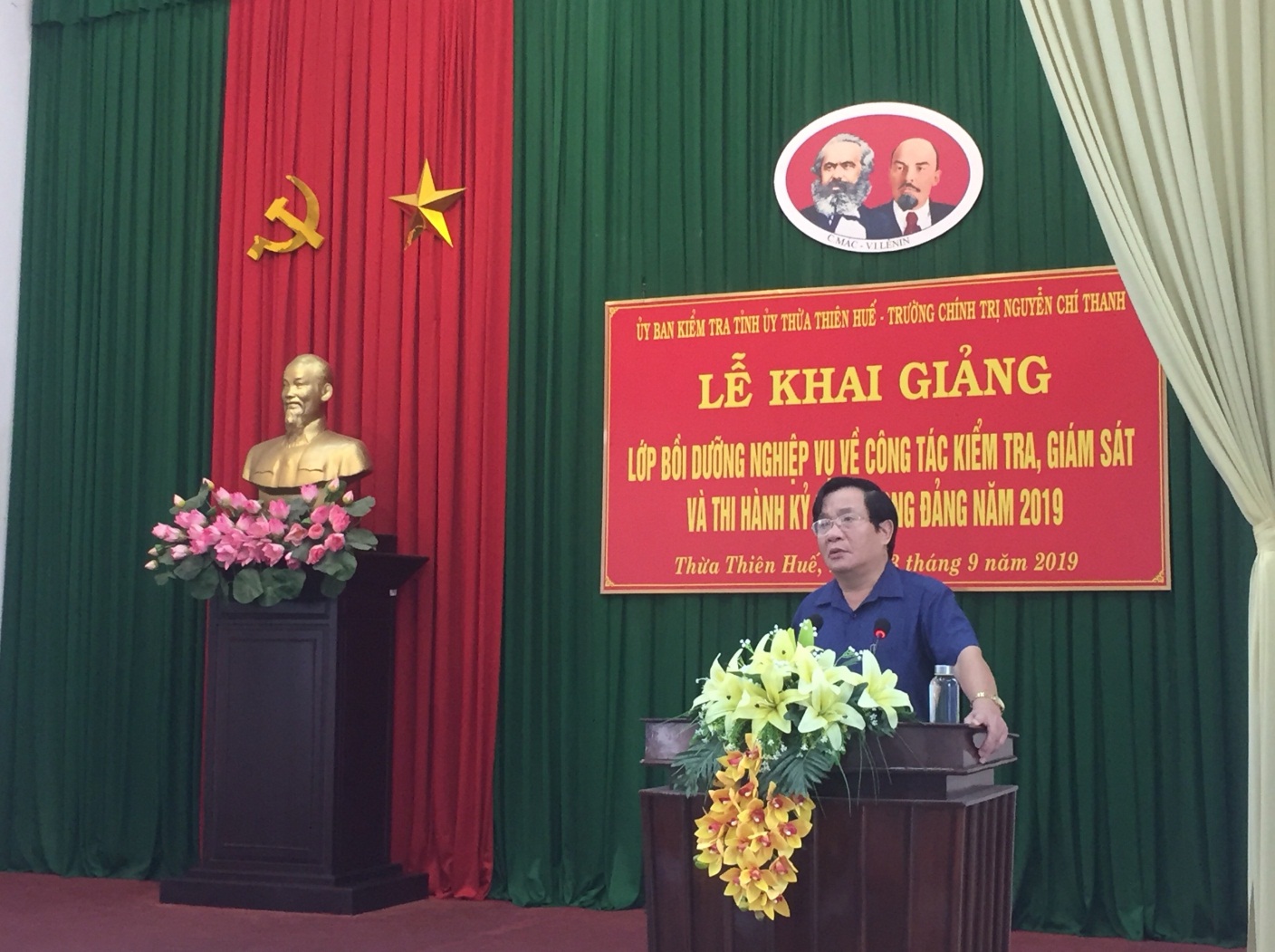 Đồng chí Phan Văn Quang, Ủy viên Thường vụ Tỉnh ủy - Chủ nhiệm ủy ban kiểm tra phát biểu chỉ đạo khai giảng lớp bồi dưỡng