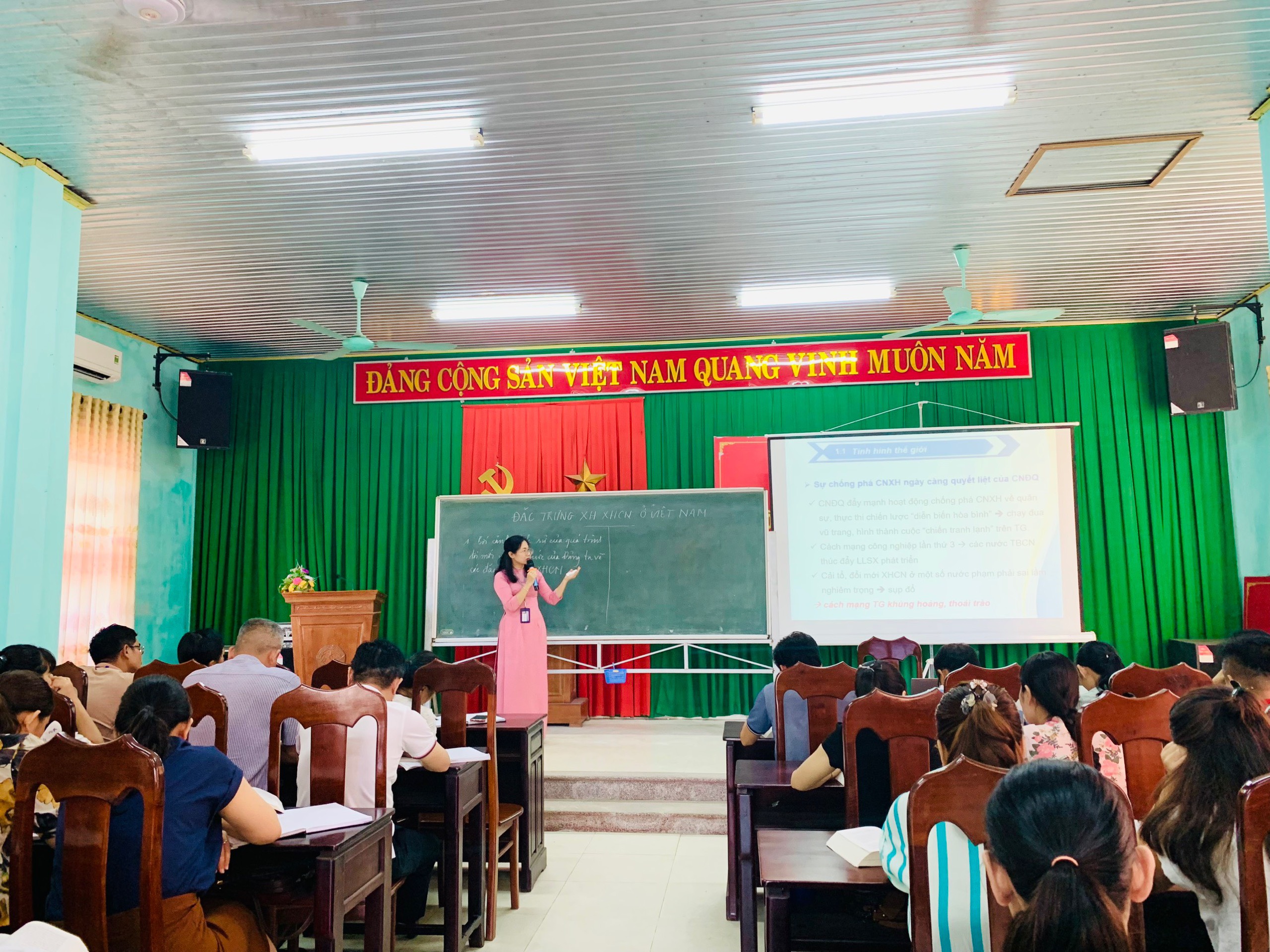 Giảng viên Hồ Thị Thu Hương thao giảng tại lớp TCLLCT huyện Phong Điền